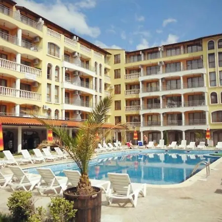 уютные с бассейном у моря в г. Appartement Sunny Beach