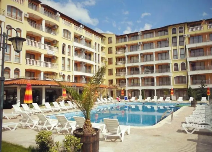 уютные с бассейном у моря в г. Lägenhet Slăntjev Brjag